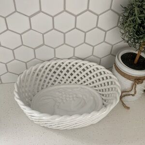 BEAUTIFUL VINTAGE ITALIAN MADE PORCELAIN‎ BASKET SIGNED